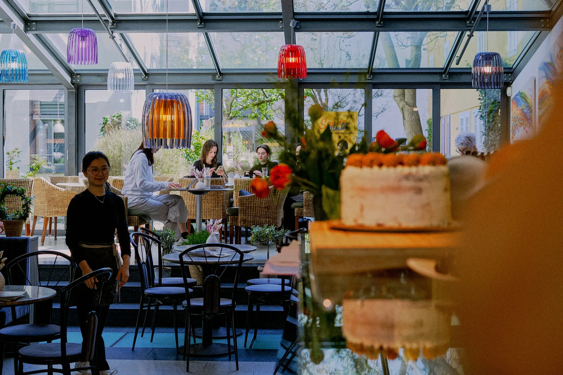 Café-Innenraum mit Theke und Kreidetafel