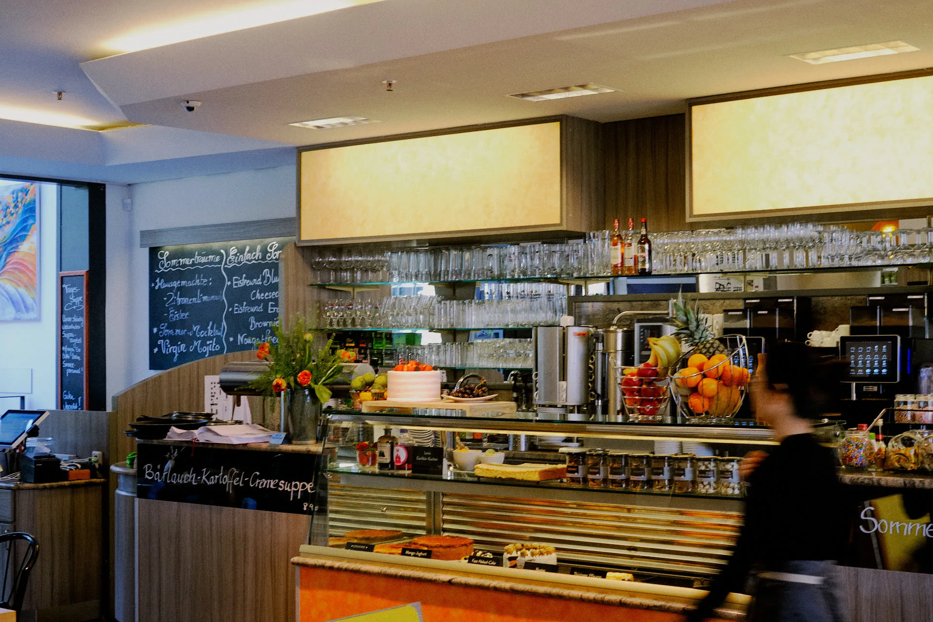 Verkaufstresen mit Kaffeebar im Innenraum
