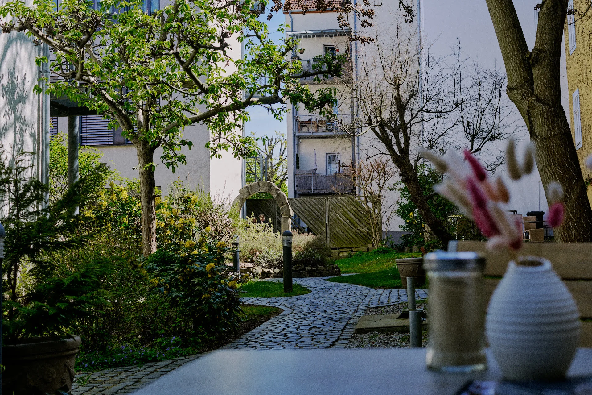 Grüner Rathausgarten hinter dem Café