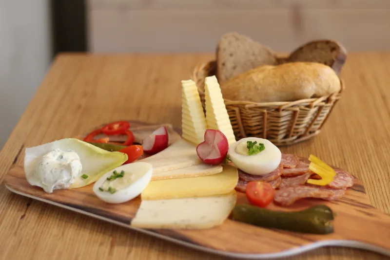 Brotzeitplatte mit Rauchforelle, Eisenacher Holzofenbrot und Thüringer Stracke