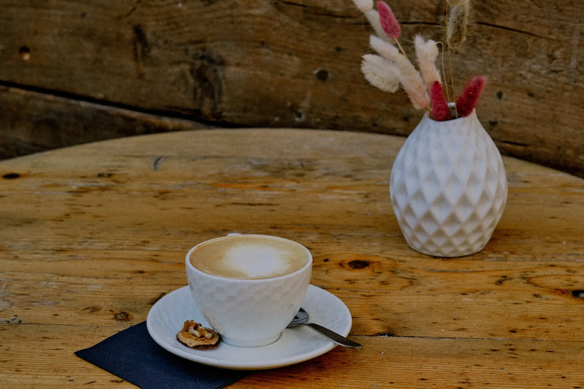 Cappuccino mit cremigem Milchschaum auf rustikalem Holztisch