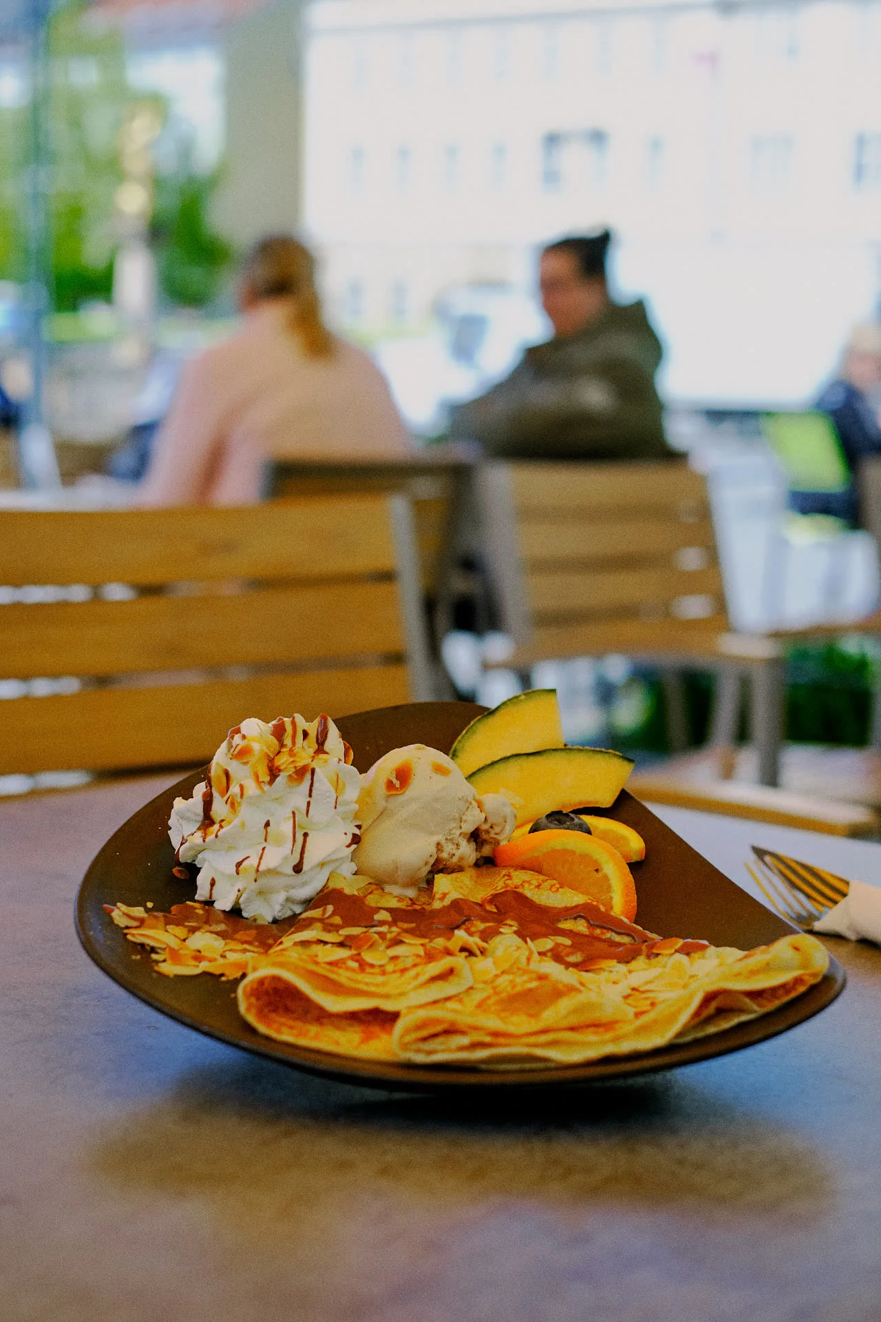 Crêpe mit hausgemachtem Vanilleeis