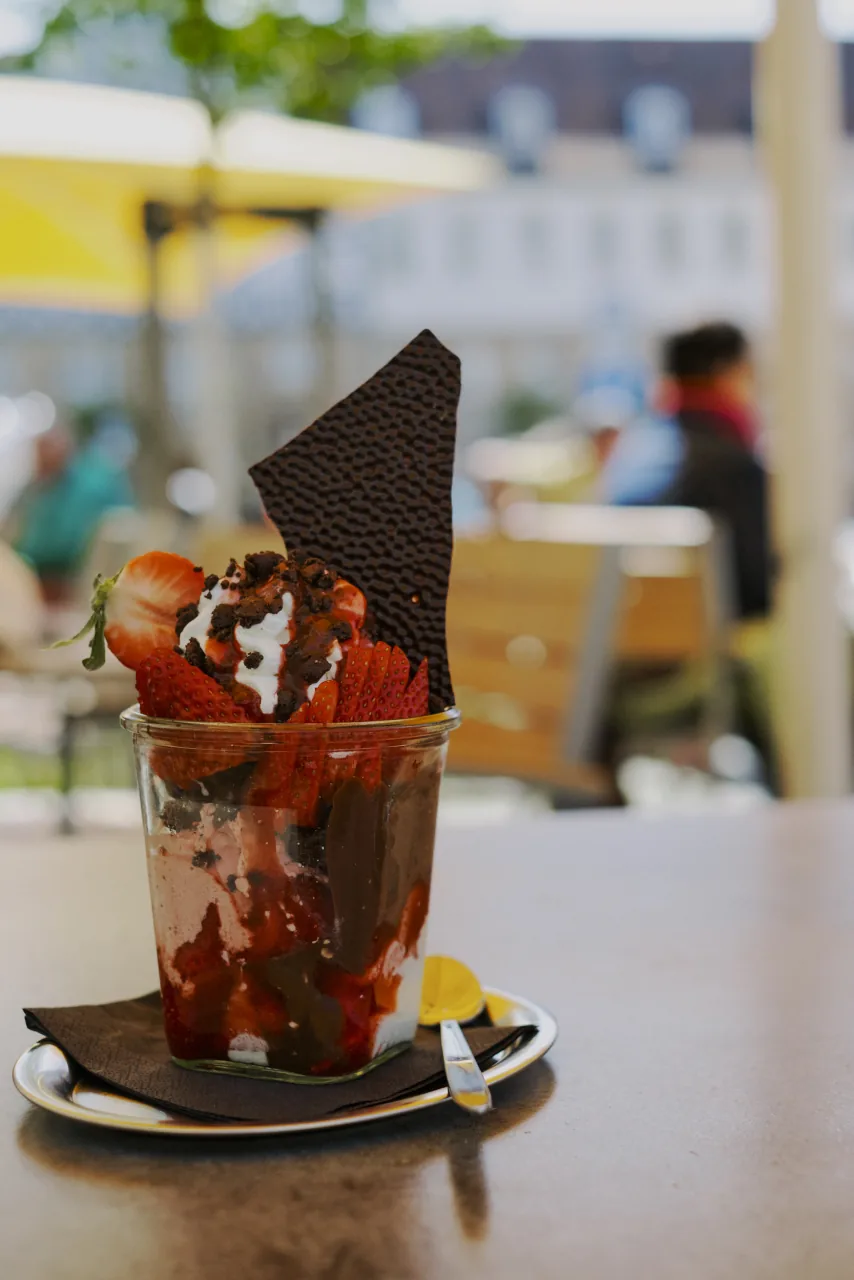 Eisbecher Erdbeerfreund mit frischen Erdbeeren