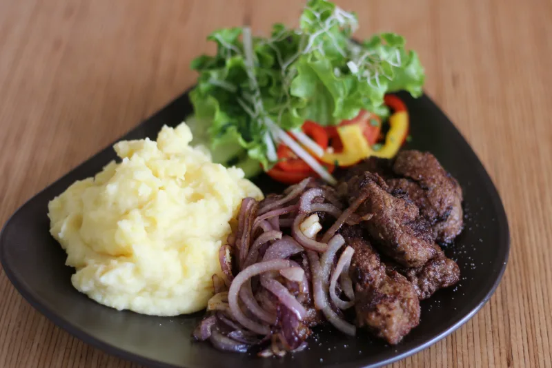 Hähnchenleber mit gebratenen Zwiebeln, Bio-Kartoffelpüree und Salat