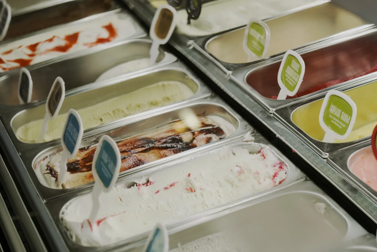 Frische Eisherstellung — Erdbeeren werden in die Eis-Wanne gefaltet