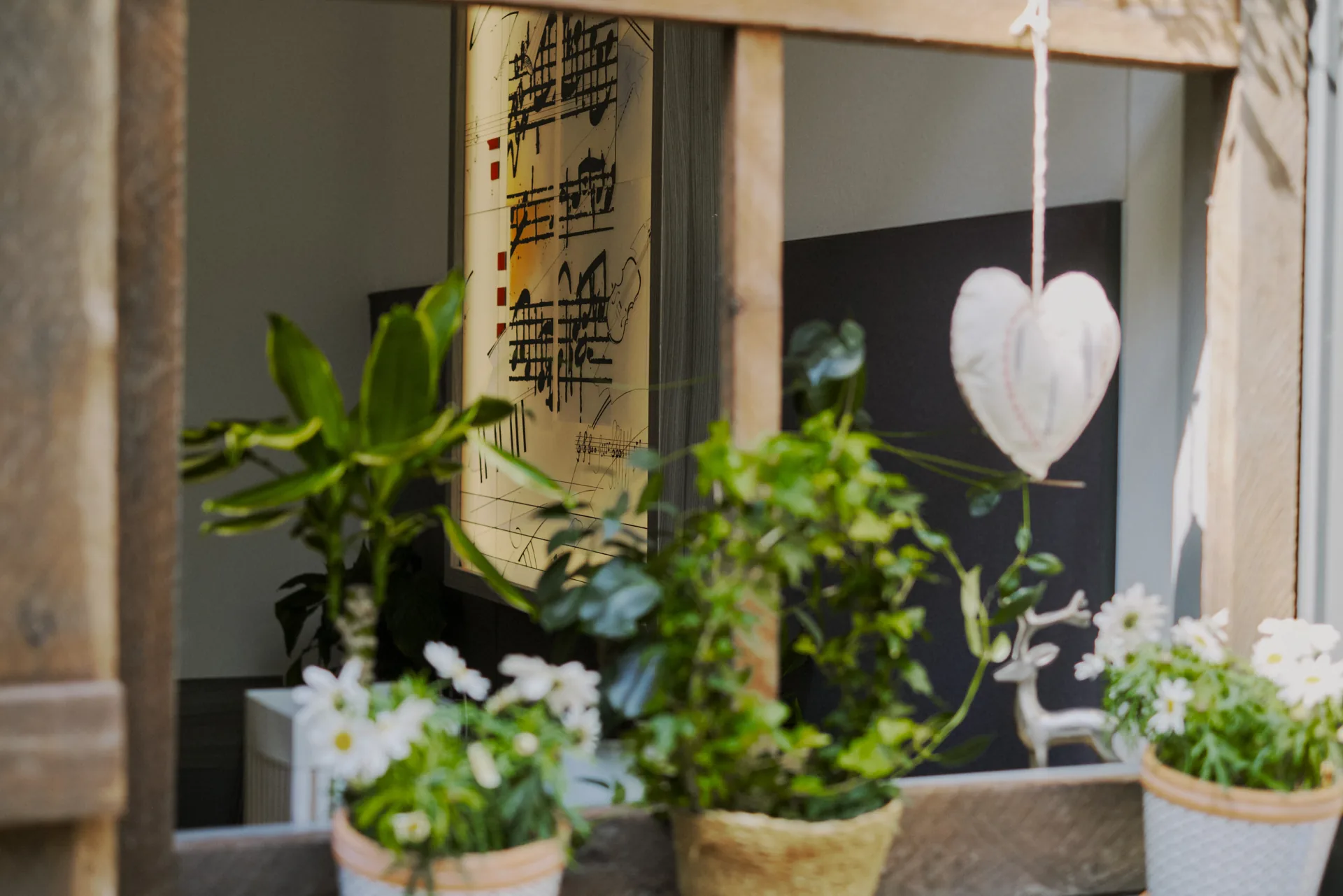 Gemütliches Café-Interior mit Steinwänden, Holzbalken und warmem Licht
